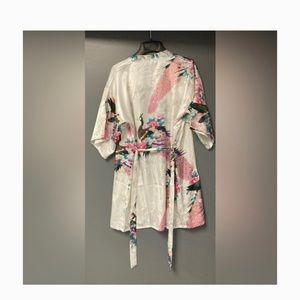 NWOT designer white silk-feel kimono/short robe.